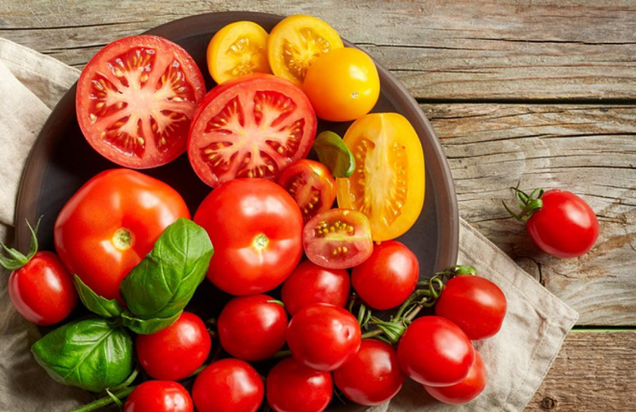 Trái cà chua là nguyên liệu làm đẹp da rất phổ biến